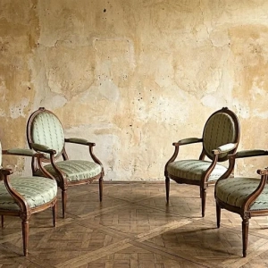 SINGLE, PAIR OR SET OF FOUR QUEEN’S ARMCHAIRS