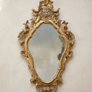 An extremely attractively carved gilt wood mirror. Venice, circa 1830