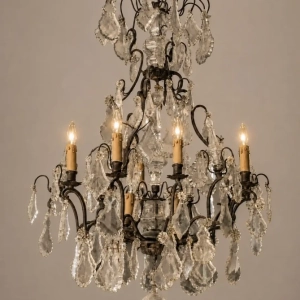 A very impressive Louis XV style chandelier. 10 lights with a large array of clear drops
