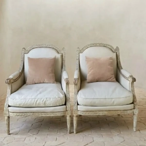 A pair of large and handsome bergeres. With fluted legs and armrests finished in scrolls.