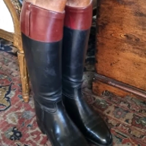 An attractive pair of traditional leather hunting boots. Featuring the distinct mahogany coloured cuff, also known as top boots.