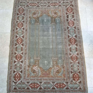 A finely woven Turkish prayer rug. Circa 1900.