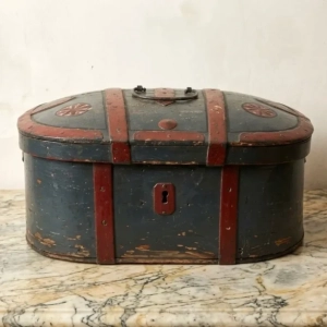 A charming Swedish travel box, in the Nordic folk art style