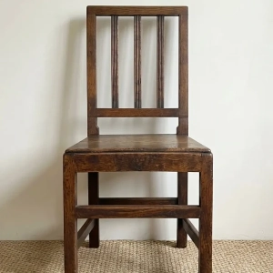 An early Georgian, elm wood, country chair. England, circa 1720.