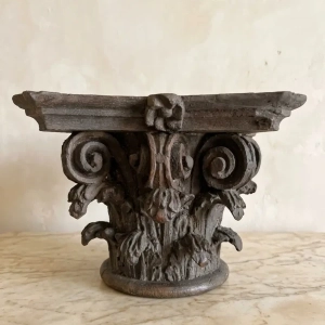 A well carved oak Corinthian capital. Featuring acanthus leaves and scrolls. France, 18th century.